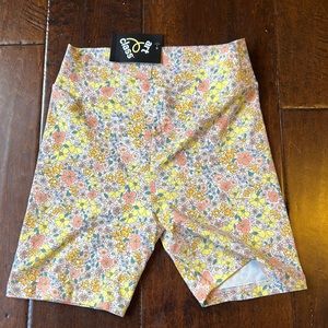 Super cute floral front crossover NWT biker short!